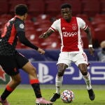 Quincy Promes frente a Trent Alexander-Arnold, durante un Ajax-Liverpool de la Liga de Campeones.