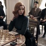La actriz Anya Taylor-Joy, como Beth Harmon, durante una escena de la serie "Gambito de dama", de Netflix