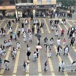Hosteleros de Móstoles protestan frente al Ayuntamiento cumpliendo con las normas de seguridad.