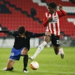 Jesus Vallejo frena a Noni Madueke en el PSV-Granada