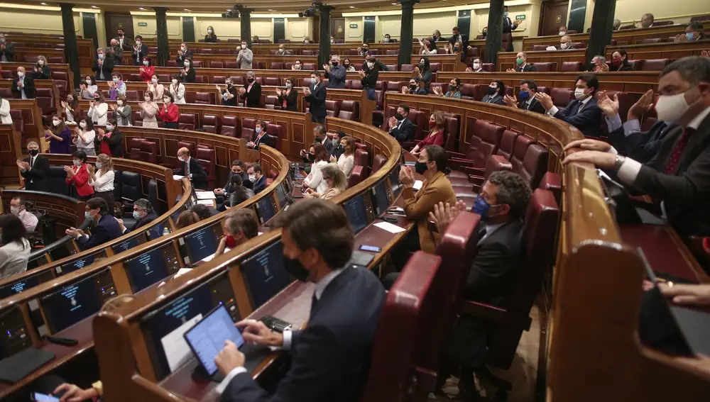 Aplausos de todos los miembros del hemiciclo, a excepción de Vox, a la diputada de En Comú, Aina Vidal, durante la segunda sesión del pleno en el que se debate la moción de censura planteada por Vox, en el Congreso de los Diputados, Madrid (España), a 22 de octubre de 2020. Se trata de la quinta moción de censura que se debate desde la recuperación de la democracia en 1978, una iniciativa con la que Vox busca sustituir a Pedro Sánchez en la Presidencia del Gobierno, pero que nace abocada al fracaso. De hecho, es la que menos apoyos suscita de todas las que se han debatido hasta ahora.22 OCTUBRE 2020;MOCION;VOX;PEDRO SANCHEZ;ABASCAL;PSOEEUROPA PRESS/E. Parra. POOL / Europa Press22/10/2020