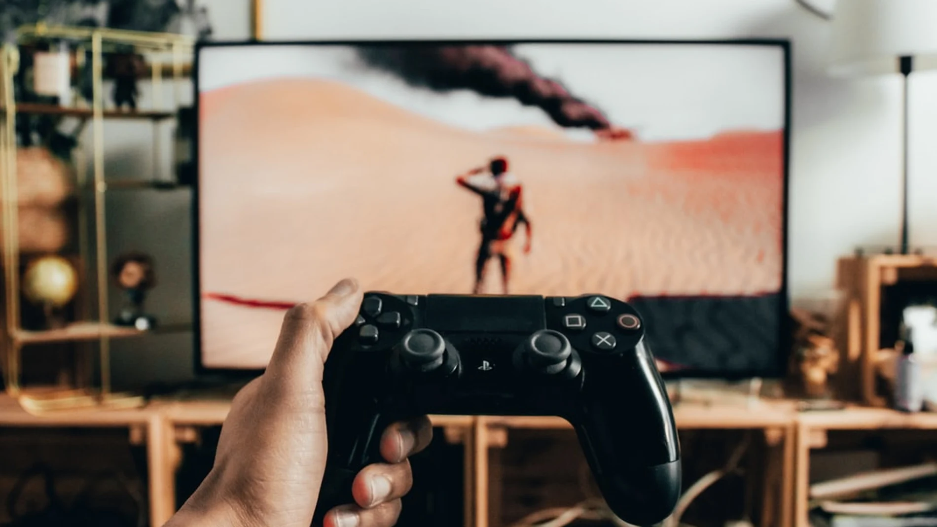Con el avance del otoño se acortan los días y, restricciones de movilidad, a parte, el tiempo que pasamos en casa, aumenta. ¿Es bueno que mi hijo juegue a videojuegos? ¿Pasa demasiado tiempo jugando? ¿Ese juego es adecuado para su edad?