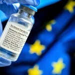 Un médico muestra un vial de Remdesivir en el Hospital universitario de Essen, en Alemania