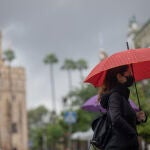 Una mujer bajo su paraguas durante una jornada de lluvia en Sevilla