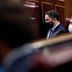 El líder de Vox, Santiago Abascal y su portavoz parlamentario Iván Espinosa de los Monteros durante la segunda y última sesión del debate de moción de censura presentada por Vox