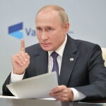 Novo-ogaryovo (Russian Federation), 22/10/2020.- Russian President Vladimir Putin attends an annual meeting of the Valdai Discussion Club via video link from the Novo-Ogarevo residence, outside Moscow, Russia, 22 October 2020. (Lanzamiento de disco, Rusia, Moscú) EFE/EPA/ALEXEI DRUZHININ / KREMLIN POOL/SPUTNIK / POOL MANDATORY CREDIT