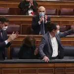 El presidente del Gobierno, Pedro Sánchez, y otros miembros del partido aplauden a Pablo Iglesias en la moción de censura