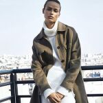 En la imagen, una modelo posa con abrigo de Massimo Dutti.