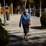 Jubilados y pensionistas andando por las calles de Madrid