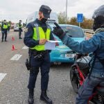 Efectivos de las Fuerzas y Cuerpos de Seguridad del Estado realizan controles en las carreteras de Zaragoza, para garantizar el cumplimiento del confinamiento perimetral de la capital aragonesa desde esta medianoche.