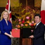 La ministra británica, Elizabeth Truss, firmó el documento con su colega de Asuntos Exteriores nipón, Toshimitsu Motegi Elizabeth Truss