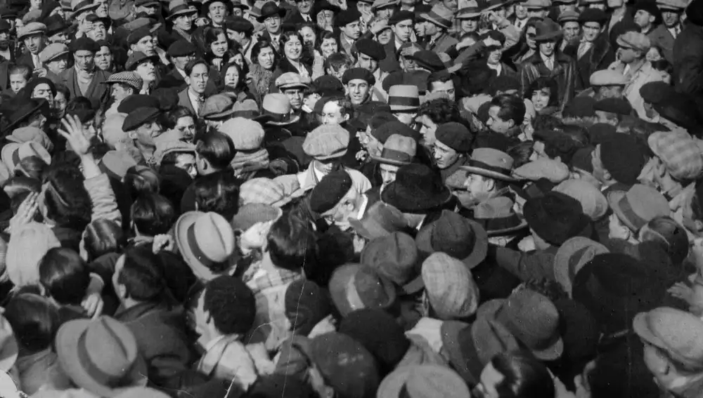 Unamuno en medio de la multitud