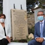 Alpandeire es uno de los pueblos incluidos para la repoblación. En la imagen, el presidente de la Diputación, Francisco Salado, junto a la alcaldesa del municipio, María Dolores Bullón