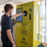 Máquina del programa RECICLOS de Ecoembes, un Sistema de Devolución y Recompensa que proporciona incentivos colectivos e individuales por depositar latas y botellas de plástico. Ecoembes instala 100 máquinas en estaciones y centros comerciales.ERNESTO AINAUD / ERNESTO AINAUD (Foto de ARCHIVO)02/07/2020