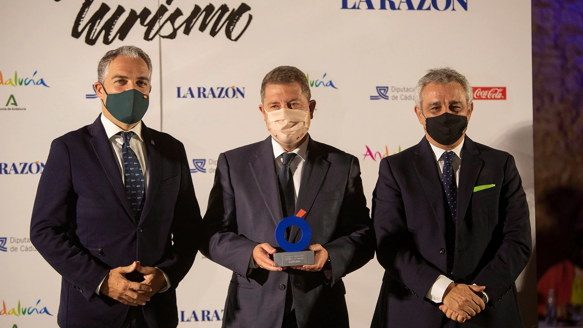 El presidente de la Junta de Comunidades de Castilla-La Mancha Emiliano García-Page (c) recoge el premio “Turismo de Interior” entregado por Andrés Navarro, consejero delegado de La Razón (d) y Elías Bendodo, consejero de Presidencia de la Junta de Andalucía (i) durante la IX edición de los Premios VD Viajes organizados por el periódico La Razón. EFE/Román Ríos