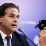 El presidente de Uruguay, Luis Lacalle Pou, habla este jueves durante una conferencia de prensa en Montevideo (Uruguay)