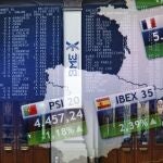 Pantallas con las cotizaciones en el interior del Palacio de la Bolsa, en Madrid