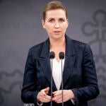 La primera ministra danesa, Mette Frederiksen, al anunciar este viernes las nuevas restricciones contra el coronavirus