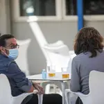 Dos personas en la terraza de un bar