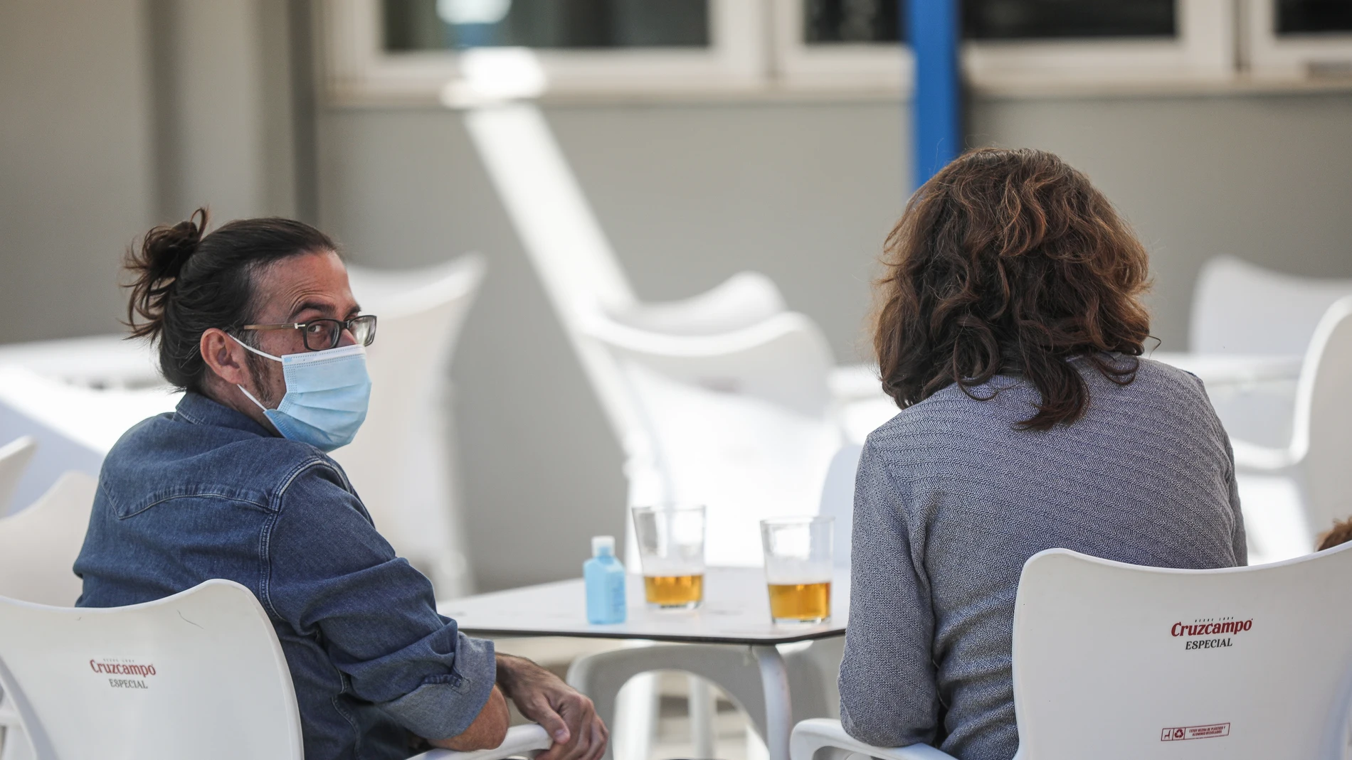 Dos personas en la terraza de un bar
