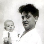 Maurice Audin, a principios de la década de los cincuenta, posa con uno de sus hijos / FAMILIA AUDIN
