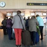 Pasajeros en el aeropuerto vallisoletano de Villanubla