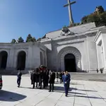 Familiares de Francisco Franco portan el féretro con sus restos mortales el 24 de octubre de 2019