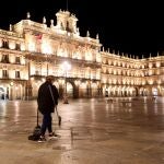 GRAF7354. SALAMANCA, 24/10/2020.- Desde las 10 de este sábado y hasta las 6:00 horas del domingo, Salamanca vive el primer toque de queda de la democracia, a esta hora todavía algunos rezagados permanecían en las calles, tras haber estado en bares y establecimientos de hostelería de la capital salmantina. EFE/J.M.GARCIA