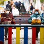 Imagen de dos personas mayores con mascarillas