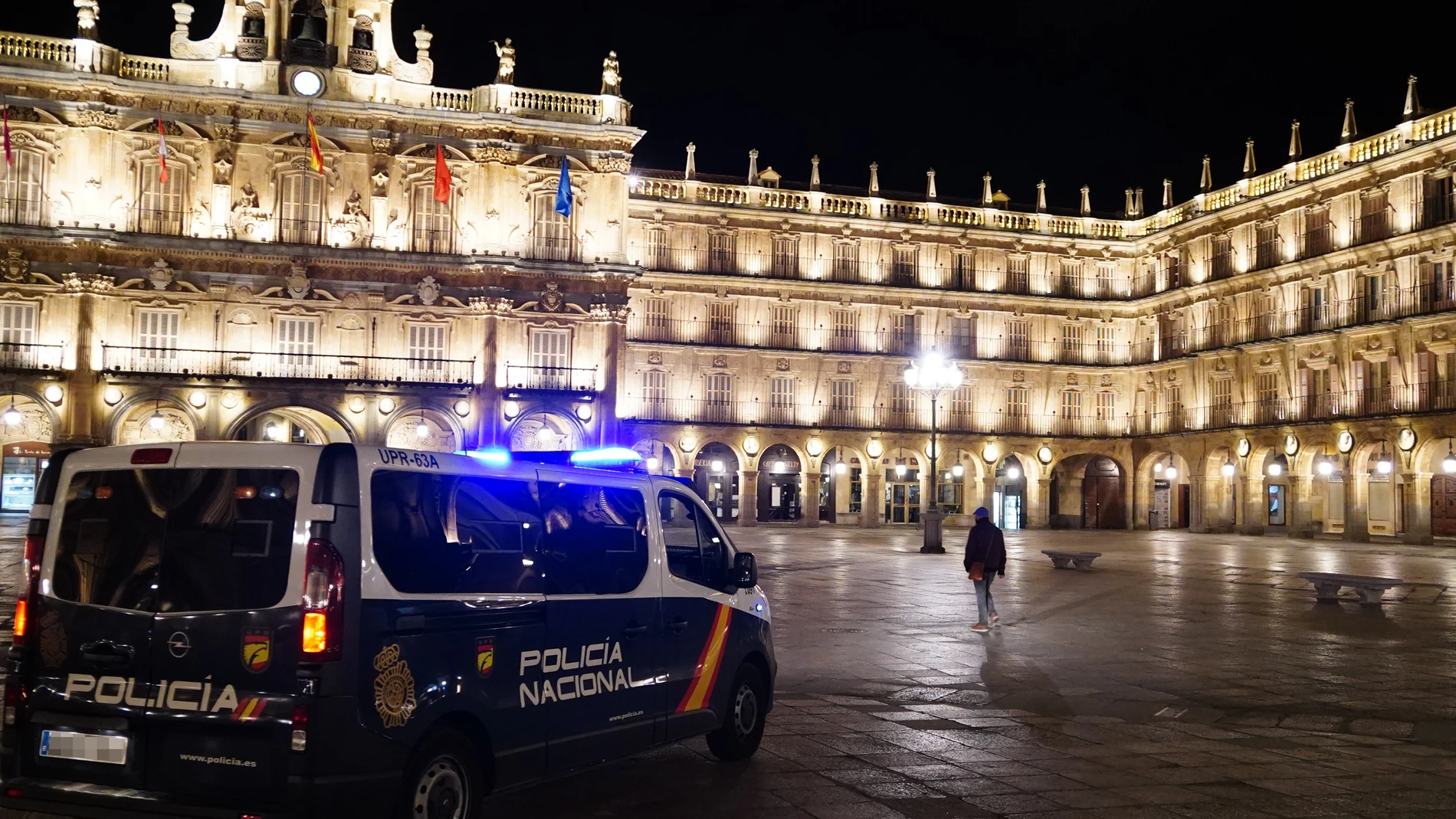 Un furgón de la Policía Nacional en la Plaza Mayor de Salamanca momentos antes del toque de queda