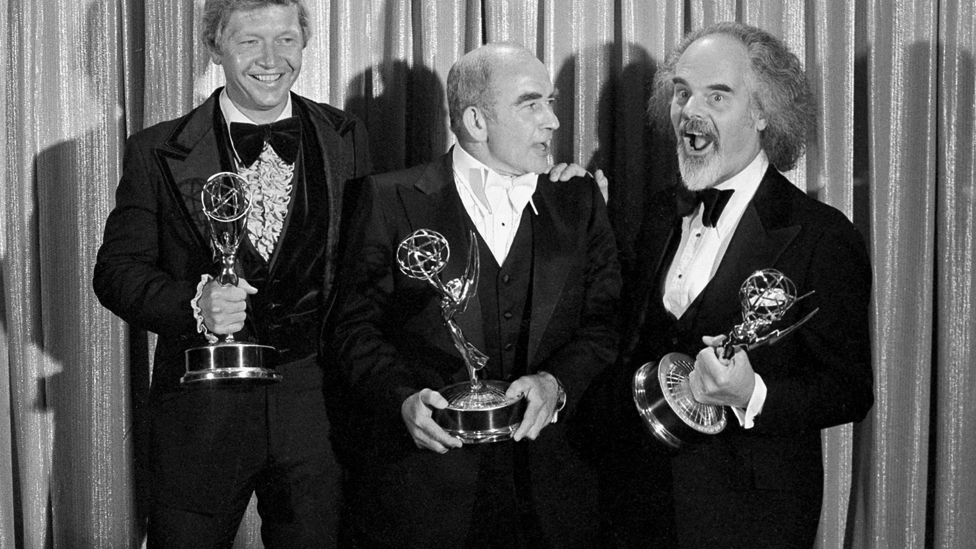 William Blinn, izquierda, Ed Asner, en el centro, y David Greene