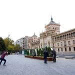 Parejas fotografiándose en las letras de Valladolid junto a Caballería en la plaza Zorrilla