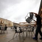 Un camarero en un bar de Córdoba
