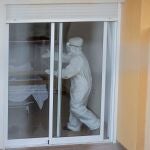 Una trabajadora en una habitación de una residencia de mayores