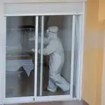 Una trabajadora en una habitación de una residencia de mayores