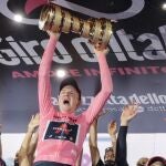 Tao, con el trofeo de ganador del Giro