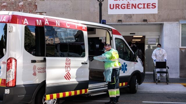 Imagen de archivo de una ambulancia en Valencia