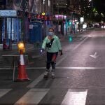 Una mujer patina por la Gran Vía Salzillo de Murcia
