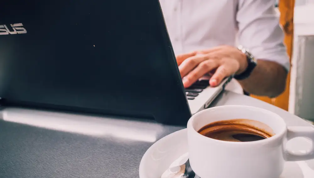 Una persona en pleno teletrabajo. ANDRIYKO PODILNYK / UNSPLASH