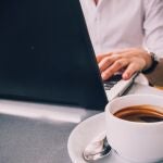 Una persona en pleno teletrabajo. ANDRIYKO PODILNYK / UNSPLASH