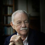 El escritor Eduardo Mendoza