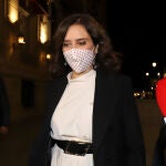 La presidenta de la Comunidad de Madrid, Isabel Díaz Ayuso, llega al Casino de Madrid donde se entregan los premios Leones del Español, en Madrid (España) a 26 de octubre de 2020.PREMIOS;EVENTO;GALA;POLITICO;PERIDODICORaúl Terrel / Europa Press26/10/2020