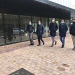 En el centro de la imagen Daniel Garabito, concejal de Fomento, y a su derecha Daniel de la Rosa, alcalde de Burgos, durante la visita a las obras de El Plantio donde ha realizado las declaraciones a los medios de comunicación