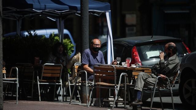AME3761. BUENOS AIRES (ARGENTINA), 26/10/2020.- Dos hombres disfrutan de un día soleado en un restaurante con servicio en la calle como medida de bioseguridad hoy, en Buenos Aires (Argentina). Con más de un millón de contagios desde el inicio de la pandemia y casi 29.000 fallecidos, Argentina inicia este lunes una nueva extensión de las medidas para frenar el coronavirus, que transita entre la nueva normalidad de Buenos Aires y la delicada situación que viven algunas de las provincias del interior del país. EFE/ Juan Ignacio Roncoroni