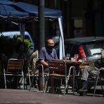 AME3761. BUENOS AIRES (ARGENTINA), 26/10/2020.- Dos hombres disfrutan de un día soleado en un restaurante con servicio en la calle como medida de bioseguridad hoy, en Buenos Aires (Argentina). Con más de un millón de contagios desde el inicio de la pandemia y casi 29.000 fallecidos, Argentina inicia este lunes una nueva extensión de las medidas para frenar el coronavirus, que transita entre la nueva normalidad de Buenos Aires y la delicada situación que viven algunas de las provincias del interior del país. EFE/ Juan Ignacio Roncoroni