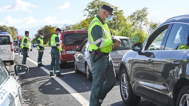 Control de la Guardia Civil en Granada para hacer cumplir las restricciones decretadas por la Junta de Andalucía durante el estado de alarma