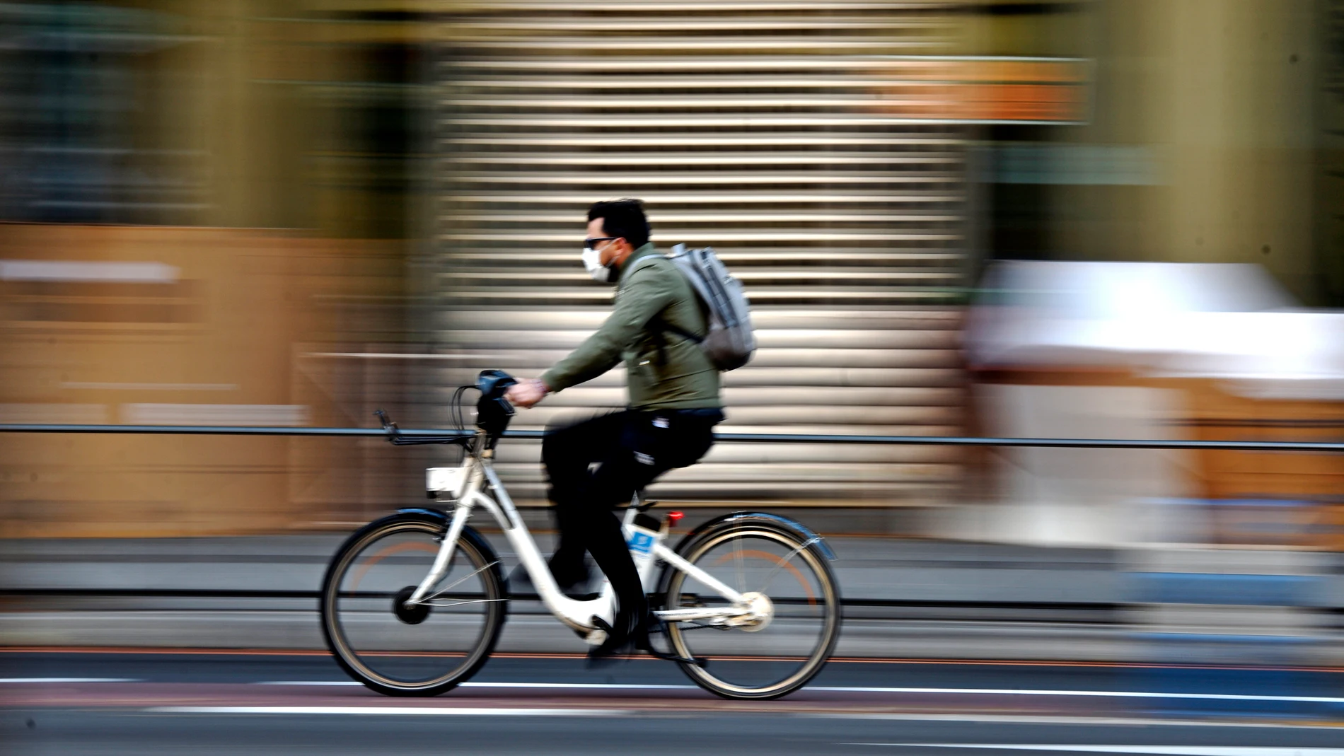 Un hombre circula en bicicleta en la zona básica de salud de Guzmán el Bueno, en el distrito de Chamberí