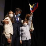 Leopoldo López y su familia en la rueda de prensa en el Circulo de Bellas Artes.