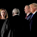 Amy Coney Barrett jura su puesto en la corte suprema de los EE.UU junto al presidente Trump anoche en la Casa Blanca.