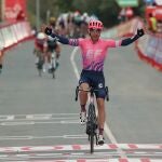 Michael Woods entra victorioso en la meta de Villanueva de Valdegovía